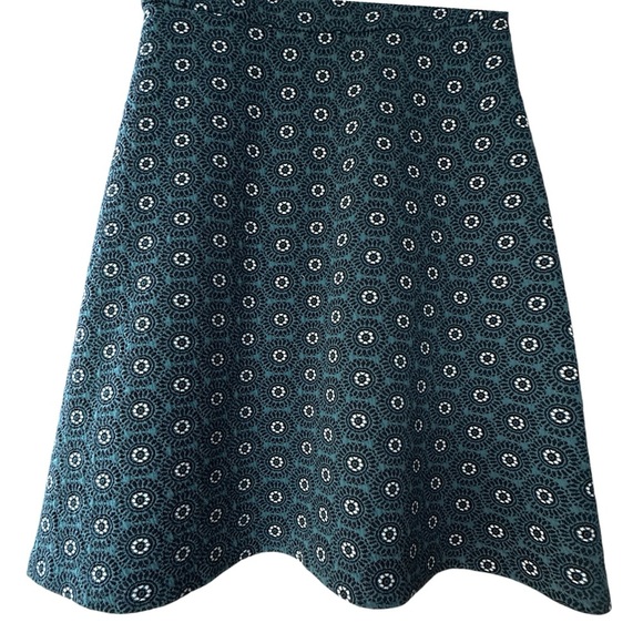 LOFT | NWOT TEXTURED KNIT GREEN & BLACK RETRO PRINT DRESS FIT & FLARE | SIZE: 6 - Picture 4 of 9